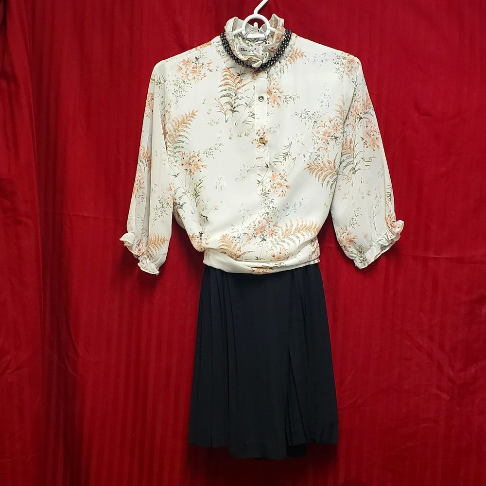 🍁Spring Time Cream Colored Floral Print Tunic Blouse.